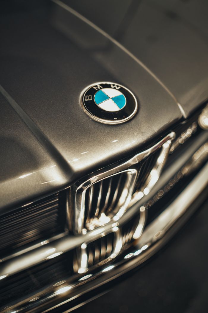 Detailed close-up of a vintage BMW car grille showcasing its iconic emblem.